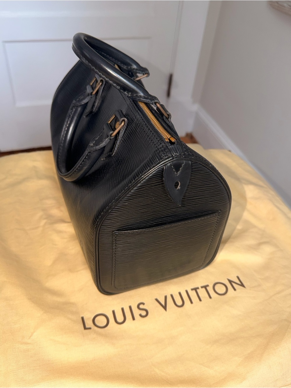 Louis Vuitton Epi Speedy 30 in Noir - Picture 2 of 6